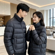 Moncler 盟可睐 2026秋冬新款立领短款羽绒服 90新国标白鸭绒,绒朵蓬松充盈,保暖性能出色,上身轻盈不臃肿,无 Moncler 盟可睐 2026秋冬新款立领短款羽绒服 90新国标白鸭绒,绒朵蓬松充盈,保暖性能出色,上身轻盈不臃肿,无