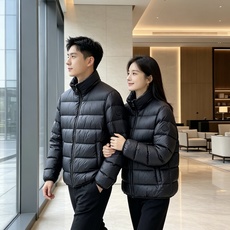 Moncler 盟可睐 2026秋冬新款立领短款羽绒服 90新国标白鸭绒,绒朵蓬松充盈,保暖性能出色,上身轻盈不臃肿,无 Moncler 盟可睐 2026秋冬新款立领短款羽绒服 90新国标白鸭绒,绒朵蓬松充盈,保暖性能出色,上身轻盈不臃肿,无
