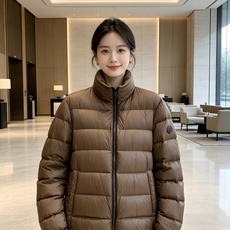 Moncler 盟可睐 2026秋冬新款立领短款羽绒服 90新国标白鸭绒,绒朵蓬松充盈,保暖性能出色,上身轻盈不臃肿,无 Moncler 盟可睐 2026秋冬新款立领短款羽绒服 90新国标白鸭绒,绒朵蓬松充盈,保暖性能出色,上身轻盈不臃肿,无