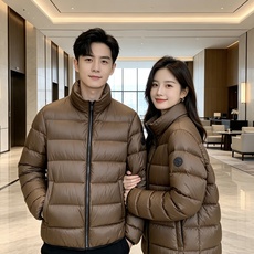 Moncler 盟可睐 2026秋冬新款立领短款羽绒服 90新国标白鸭绒,绒朵蓬松充盈,保暖性能出色,上身轻盈不臃肿,无 Moncler 盟可睐 2026秋冬新款立领短款羽绒服 90新国标白鸭绒,绒朵蓬松充盈,保暖性能出色,上身轻盈不臃肿,无