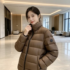 Moncler 盟可睐 2026秋冬新款立领短款羽绒服 90新国标白鸭绒,绒朵蓬松充盈,保暖性能出色,上身轻盈不臃肿,无 Moncler 盟可睐 2026秋冬新款立领短款羽绒服 90新国标白鸭绒,绒朵蓬松充盈,保暖性能出色,上身轻盈不臃肿,无