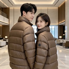 Moncler 盟可睐 2026秋冬新款立领短款羽绒服 90新国标白鸭绒,绒朵蓬松充盈,保暖性能出色,上身轻盈不臃肿,无 Moncler 盟可睐 2026秋冬新款立领短款羽绒服 90新国标白鸭绒,绒朵蓬松充盈,保暖性能出色,上身轻盈不臃肿,无