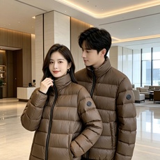 Moncler 盟可睐 2026秋冬新款立领短款羽绒服 90新国标白鸭绒,绒朵蓬松充盈,保暖性能出色,上身轻盈不臃肿,无 Moncler 盟可睐 2026秋冬新款立领短款羽绒服 90新国标白鸭绒,绒朵蓬松充盈,保暖性能出色,上身轻盈不臃肿,无