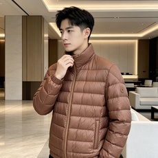 Moncler 蒙口 2026秋冬新款两面穿立领羽绒服,甄选90新国标白鸭绒,绒朵蓬松充盈,保暖性能出众,整体轻量化剪裁 Moncler 蒙口 2026秋冬新款两面穿立领羽绒服,甄选90新国标白鸭绒,绒朵蓬松充盈,保暖性能出众,整体轻量化剪裁