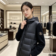 Burberry 巴宝莉 2026秋冬新款针织拼接连帽羽绒服,采用90新国标白鸭绒填充,绒朵蓬松,御寒保暖。全套原版五金 Burberry 巴宝莉 2026秋冬新款针织拼接连帽羽绒服,采用90新国标白鸭绒填充,绒朵蓬松,御寒保暖。全套原版五金