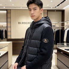 Burberry 巴宝莉 2026秋冬新款针织拼接连帽羽绒服,采用90新国标白鸭绒填充,绒朵蓬松,御寒保暖。全套原版五金 Burberry 巴宝莉 2026秋冬新款针织拼接连帽羽绒服,采用90新国标白鸭绒填充,绒朵蓬松,御寒保暖。全套原版五金