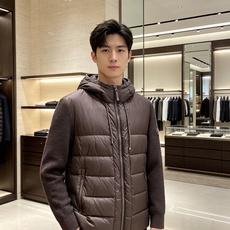 Burberry 巴宝莉 2026秋冬新款针织拼接连帽羽绒服,采用90新国标白鸭绒填充,绒朵蓬松,御寒保暖。全套原版五金 Burberry 巴宝莉 2026秋冬新款针织拼接连帽羽绒服,采用90新国标白鸭绒填充,绒朵蓬松,御寒保暖。全套原版五金