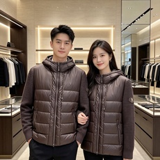 Burberry 巴宝莉 2026秋冬新款针织拼接连帽羽绒服,采用90新国标白鸭绒填充,绒朵蓬松,御寒保暖。全套原版五金 Burberry 巴宝莉 2026秋冬新款针织拼接连帽羽绒服,采用90新国标白鸭绒填充,绒朵蓬松,御寒保暖。全套原版五金