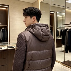 Burberry 巴宝莉 2026秋冬新款针织拼接连帽羽绒服,采用90新国标白鸭绒填充,绒朵蓬松,御寒保暖。全套原版五金 Burberry 巴宝莉 2026秋冬新款针织拼接连帽羽绒服,采用90新国标白鸭绒填充,绒朵蓬松,御寒保暖。全套原版五金