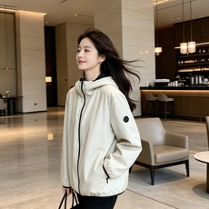 Moncler 蒙口 2026秋冬新款连帽轻薄羽绒服 90新国标白鸭绒填充,轻盈蓬松,上身无厚重感,兼顾保暖与舒适度 原 Moncler 蒙口 2026秋冬新款连帽轻薄羽绒服 90新国标白鸭绒填充,轻盈蓬松,上身无厚重感,兼顾保暖与舒适度 原