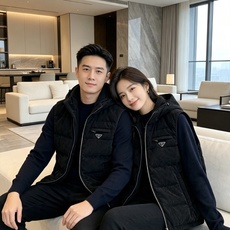 Prada 普拉达 2026秋冬新款连帽灯芯绒羽绒马甲 填充90新国标白鸭绒,蓬松饱满保暖性出众 原版定制五金辅料,三角 Prada 普拉达 2026秋冬新款连帽灯芯绒羽绒马甲 填充90新国标白鸭绒,蓬松饱满保暖性出众 原版定制五金辅料,三角