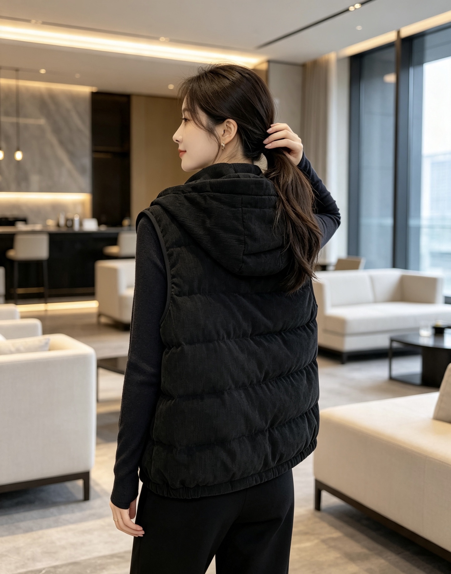 Prada 普拉达 2026秋冬新款连帽灯芯绒羽绒马甲 填充90新国标白鸭绒,蓬松饱满保暖性出众 原版定制五金辅料,三角 Prada 普拉达 2026秋冬新款连帽灯芯绒羽绒马甲 填充90新国标白鸭绒,蓬松饱满保暖性出众 原版定制五金辅料,三角