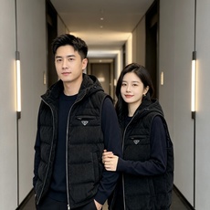 Prada 普拉达 2026秋冬新款连帽灯芯绒羽绒马甲 填充90新国标白鸭绒,蓬松饱满保暖性出众 原版定制五金辅料,三角 Prada 普拉达 2026秋冬新款连帽灯芯绒羽绒马甲 填充90新国标白鸭绒,蓬松饱满保暖性出众 原版定制五金辅料,三角