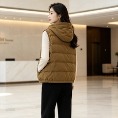 Prada 普拉达 2026秋冬新款连帽灯芯绒羽绒马甲 填充90新国标白鸭绒,蓬松饱满保暖性出众 原版定制五金辅料,三角 Prada 普拉达 2026秋冬新款连帽灯芯绒羽绒马甲 填充90新国标白鸭绒,蓬松饱满保暖性出众 原版定制五金辅料,三角