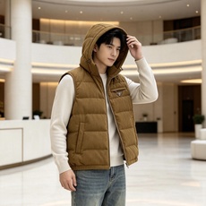 Prada 普拉达 2026秋冬新款连帽灯芯绒羽绒马甲 填充90新国标白鸭绒,蓬松饱满保暖性出众 原版定制五金辅料,三角 Prada 普拉达 2026秋冬新款连帽灯芯绒羽绒马甲 填充90新国标白鸭绒,蓬松饱满保暖性出众 原版定制五金辅料,三角