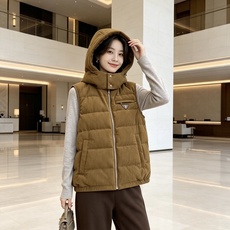 Prada 普拉达 2026秋冬新款连帽灯芯绒羽绒马甲 填充90新国标白鸭绒,蓬松饱满保暖性出众 原版定制五金辅料,三角 Prada 普拉达 2026秋冬新款连帽灯芯绒羽绒马甲 填充90新国标白鸭绒,蓬松饱满保暖性出众 原版定制五金辅料,三角