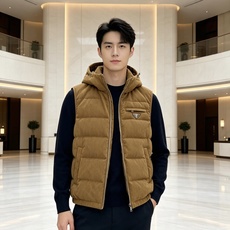 Prada 普拉达 2026秋冬新款连帽灯芯绒羽绒马甲 填充90新国标白鸭绒,蓬松饱满保暖性出众 原版定制五金辅料,三角 Prada 普拉达 2026秋冬新款连帽灯芯绒羽绒马甲 填充90新国标白鸭绒,蓬松饱满保暖性出众 原版定制五金辅料,三角