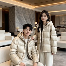 Burberry 巴宝莉 2026秋冬新款可拆卸连帽羽绒服,甄选90新国标白鸭绒填充,绒朵蓬松,御寒保暖。全套原版五金辅 Burberry 巴宝莉 2026秋冬新款可拆卸连帽羽绒服,甄选90新国标白鸭绒填充,绒朵蓬松,御寒保暖。全套原版五金辅