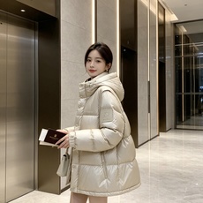 Burberry 巴宝莉 2026秋冬新款可拆卸连帽羽绒服,甄选90新国标白鸭绒填充,绒朵蓬松,御寒保暖。全套原版五金辅 Burberry 巴宝莉 2026秋冬新款可拆卸连帽羽绒服,甄选90新国标白鸭绒填充,绒朵蓬松,御寒保暖。全套原版五金辅