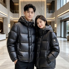 Burberry 巴宝莉 2026秋冬新款可拆卸连帽羽绒服,甄选90新国标白鸭绒填充,绒朵蓬松,御寒保暖。全套原版五金辅 Burberry 巴宝莉 2026秋冬新款可拆卸连帽羽绒服,甄选90新国标白鸭绒填充,绒朵蓬松,御寒保暖。全套原版五金辅