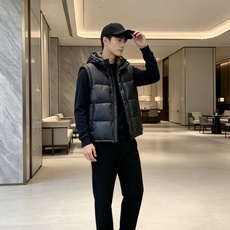 Burberry 巴宝莉 2026秋冬新款可拆卸连帽羽绒服,甄选90新国标白鸭绒填充,绒朵蓬松,御寒保暖。全套原版五金辅 Burberry 巴宝莉 2026秋冬新款可拆卸连帽羽绒服,甄选90新国标白鸭绒填充,绒朵蓬松,御寒保暖。全套原版五金辅