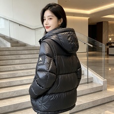 Burberry 巴宝莉 2026秋冬新款可拆卸连帽羽绒服,甄选90新国标白鸭绒填充,绒朵蓬松,御寒保暖。全套原版五金辅 Burberry 巴宝莉 2026秋冬新款可拆卸连帽羽绒服,甄选90新国标白鸭绒填充,绒朵蓬松,御寒保暖。全套原版五金辅