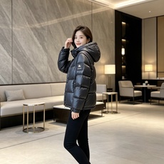Burberry 巴宝莉 2026秋冬新款可拆卸连帽羽绒服,甄选90新国标白鸭绒填充,绒朵蓬松,御寒保暖。全套原版五金辅 Burberry 巴宝莉 2026秋冬新款可拆卸连帽羽绒服,甄选90新国标白鸭绒填充,绒朵蓬松,御寒保暖。全套原版五金辅