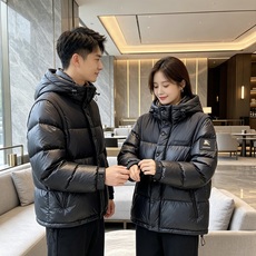 Burberry 巴宝莉 2026秋冬新款可拆卸连帽羽绒服,甄选90新国标白鸭绒填充,绒朵蓬松,御寒保暖。全套原版五金辅 Burberry 巴宝莉 2026秋冬新款可拆卸连帽羽绒服,甄选90新国标白鸭绒填充,绒朵蓬松,御寒保暖。全套原版五金辅