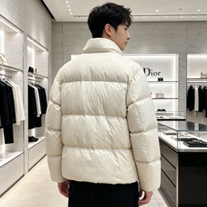 Dior迪奥 2026秋冬新款立领短款羽绒服✨ 热门明星私服同款外套,低调高级,出镜率超高 甄选90新国标白鸭绒,充绒饱 Dior迪奥 2026秋冬新款立领短款羽绒服✨ 热门明星私服同款外套,低调高级,出镜率超高 甄选90新国标白鸭绒,充绒饱