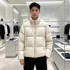 Dior迪奥 2026秋冬新款立领短款羽绒服✨ 热门明星私服同款外套,低调高级,出镜率超高 甄选90新国标白鸭绒,充绒饱 Dior迪奥 2026秋冬新款立领短款羽绒服✨ 热门明星私服同款外套,低调高级,出镜率超高 甄选90新国标白鸭绒,充绒饱