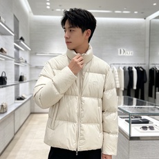Dior迪奥 2026秋冬新款立领短款羽绒服✨ 热门明星私服同款外套,低调高级,出镜率超高 甄选90新国标白鸭绒,充绒饱 Dior迪奥 2026秋冬新款立领短款羽绒服✨ 热门明星私服同款外套,低调高级,出镜率超高 甄选90新国标白鸭绒,充绒饱