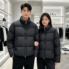Dior迪奥 2026秋冬新款立领短款羽绒服✨ 热门明星私服同款外套,低调高级,出镜率超高 甄选90新国标白鸭绒,充绒饱 Dior迪奥 2026秋冬新款立领短款羽绒服✨ 热门明星私服同款外套,低调高级,出镜率超高 甄选90新国标白鸭绒,充绒饱