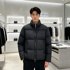Dior迪奥 2026秋冬新款立领短款羽绒服✨ 热门明星私服同款外套,低调高级,出镜率超高 甄选90新国标白鸭绒,充绒饱 Dior迪奥 2026秋冬新款立领短款羽绒服✨ 热门明星私服同款外套,低调高级,出镜率超高 甄选90新国标白鸭绒,充绒饱