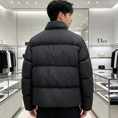 Dior迪奥 2026秋冬新款立领短款羽绒服✨ 热门明星私服同款外套,低调高级,出镜率超高 甄选90新国标白鸭绒,充绒饱 Dior迪奥 2026秋冬新款立领短款羽绒服✨ 热门明星私服同款外套,低调高级,出镜率超高 甄选90新国标白鸭绒,充绒饱