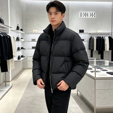 Dior迪奥 2026秋冬新款立领短款羽绒服✨ 热门明星私服同款外套,低调高级,出镜率超高 甄选90新国标白鸭绒,充绒饱 Dior迪奥 2026秋冬新款立领短款羽绒服✨ 热门明星私服同款外套,低调高级,出镜率超高 甄选90新国标白鸭绒,充绒饱