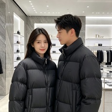 Dior迪奥 2026秋冬新款立领短款羽绒服✨ 热门明星私服同款外套,低调高级,出镜率超高 甄选90新国标白鸭绒,充绒饱 Dior迪奥 2026秋冬新款立领短款羽绒服✨ 热门明星私服同款外套,低调高级,出镜率超高 甄选90新国标白鸭绒,充绒饱
