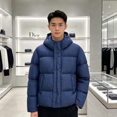 Dior迪奥 2026秋冬新款连帽短款羽绒服✨ 热门明星私服上身款,低调简约,秋冬穿搭出镜率很高 甄选90新国标白鸭绒, Dior迪奥 2026秋冬新款连帽短款羽绒服✨ 热门明星私服上身款,低调简约,秋冬穿搭出镜率很高 甄选90新国标白鸭绒,