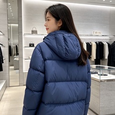 Dior迪奥 2026秋冬新款连帽短款羽绒服✨ 热门明星私服上身款,低调简约,秋冬穿搭出镜率很高 甄选90新国标白鸭绒, Dior迪奥 2026秋冬新款连帽短款羽绒服✨ 热门明星私服上身款,低调简约,秋冬穿搭出镜率很高 甄选90新国标白鸭绒,