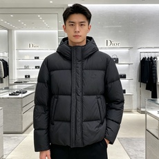 Dior迪奥 2026秋冬新款连帽短款羽绒服✨ 热门明星私服上身款,低调简约,秋冬穿搭出镜率很高 甄选90新国标白鸭绒, Dior迪奥 2026秋冬新款连帽短款羽绒服✨ 热门明星私服上身款,低调简约,秋冬穿搭出镜率很高 甄选90新国标白鸭绒,