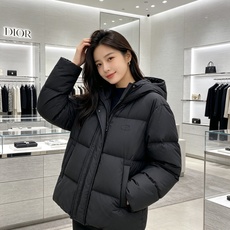 Dior迪奥 2026秋冬新款连帽短款羽绒服✨ 热门明星私服上身款,低调简约,秋冬穿搭出镜率很高 甄选90新国标白鸭绒, Dior迪奥 2026秋冬新款连帽短款羽绒服✨ 热门明星私服上身款,低调简约,秋冬穿搭出镜率很高 甄选90新国标白鸭绒,