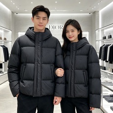 Dior迪奥 2026秋冬新款连帽短款羽绒服✨ 热门明星私服上身款,低调简约,秋冬穿搭出镜率很高 甄选90新国标白鸭绒, Dior迪奥 2026秋冬新款连帽短款羽绒服✨ 热门明星私服上身款,低调简约,秋冬穿搭出镜率很高 甄选90新国标白鸭绒,