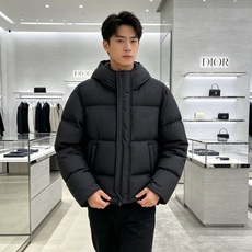 Dior迪奥 2026秋冬新款连帽短款羽绒服✨ 热门明星私服上身款,低调简约,秋冬穿搭出镜率很高 甄选90新国标白鸭绒, Dior迪奥 2026秋冬新款连帽短款羽绒服✨ 热门明星私服上身款,低调简约,秋冬穿搭出镜率很高 甄选90新国标白鸭绒,