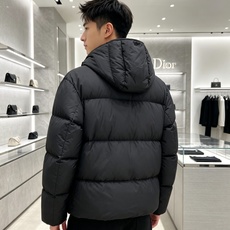 Dior迪奥 2026秋冬新款连帽短款羽绒服✨ 热门明星私服上身款,低调简约,秋冬穿搭出镜率很高 甄选90新国标白鸭绒, Dior迪奥 2026秋冬新款连帽短款羽绒服✨ 热门明星私服上身款,低调简约,秋冬穿搭出镜率很高 甄选90新国标白鸭绒,