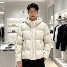 Dior迪奥 2026秋冬新款连帽短款羽绒服✨ 热门明星私服上身款,低调简约,秋冬穿搭出镜率很高 甄选90新国标白鸭绒, Dior迪奥 2026秋冬新款连帽短款羽绒服✨ 热门明星私服上身款,低调简约,秋冬穿搭出镜率很高 甄选90新国标白鸭绒,