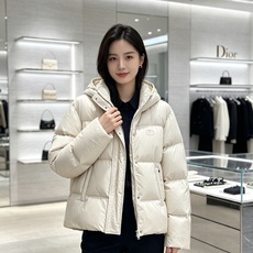 Dior迪奥 2026秋冬新款连帽短款羽绒服✨ 热门明星私服上身款,低调简约,秋冬穿搭出镜率很高 甄选90新国标白鸭绒, Dior迪奥 2026秋冬新款连帽短款羽绒服✨ 热门明星私服上身款,低调简约,秋冬穿搭出镜率很高 甄选90新国标白鸭绒,