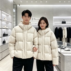 Dior迪奥 2026秋冬新款连帽短款羽绒服✨ 热门明星私服上身款,低调简约,秋冬穿搭出镜率很高 甄选90新国标白鸭绒, Dior迪奥 2026秋冬新款连帽短款羽绒服✨ 热门明星私服上身款,低调简约,秋冬穿搭出镜率很高 甄选90新国标白鸭绒,
