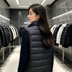 Moncler 蒙口 2026秋冬新款二合一可拆连帽羽绒服马甲 原版定制拉链五金,袖臂经典徽章标,胸前品牌字母印花 90 Moncler 蒙口 2026秋冬新款二合一可拆连帽羽绒服马甲 原版定制拉链五金,袖臂经典徽章标,胸前品牌字母印花 90
