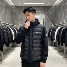 Moncler 蒙口 2026秋冬新款二合一可拆连帽羽绒服马甲 原版定制拉链五金,袖臂经典徽章标,胸前品牌字母印花 90 Moncler 蒙口 2026秋冬新款二合一可拆连帽羽绒服马甲 原版定制拉链五金,袖臂经典徽章标,胸前品牌字母印花 90