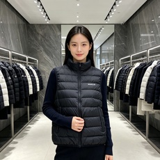 Moncler 蒙口 2026秋冬新款二合一可拆连帽羽绒服马甲 原版定制拉链五金,袖臂经典徽章标,胸前品牌字母印花 90 Moncler 蒙口 2026秋冬新款二合一可拆连帽羽绒服马甲 原版定制拉链五金,袖臂经典徽章标,胸前品牌字母印花 90