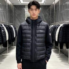 Moncler 蒙口 2026秋冬新款二合一可拆连帽羽绒服马甲 原版定制拉链五金,袖臂经典徽章标,胸前品牌字母印花 90 Moncler 蒙口 2026秋冬新款二合一可拆连帽羽绒服马甲 原版定制拉链五金,袖臂经典徽章标,胸前品牌字母印花 90